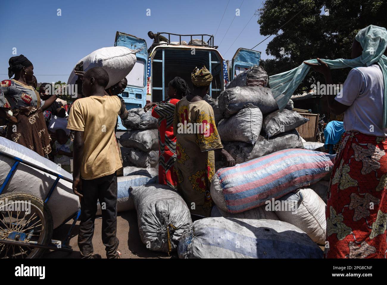 Nicolas Remene / le Pictorium - Bamako - Mali: Urbanisation, développement et changement climatique - 13/2/2021 - Mali / Koulikoro - Vente de charbon de bois sur le marché de Siby dans le cercle de Kati (région de Koulikoro), à environ 50 km de Bamako. L'ensemble de la région de Mande est particulièrement touchée par les problèmes de l'exploitation forestière et de la déforestation. L'utilisation du charbon de bois est toujours omniprésente. La présence de nombreux sites artisanaux de recherche d'or accélère également le défrichement des forêts et présente des risques environnementaux importants. Banque D'Images