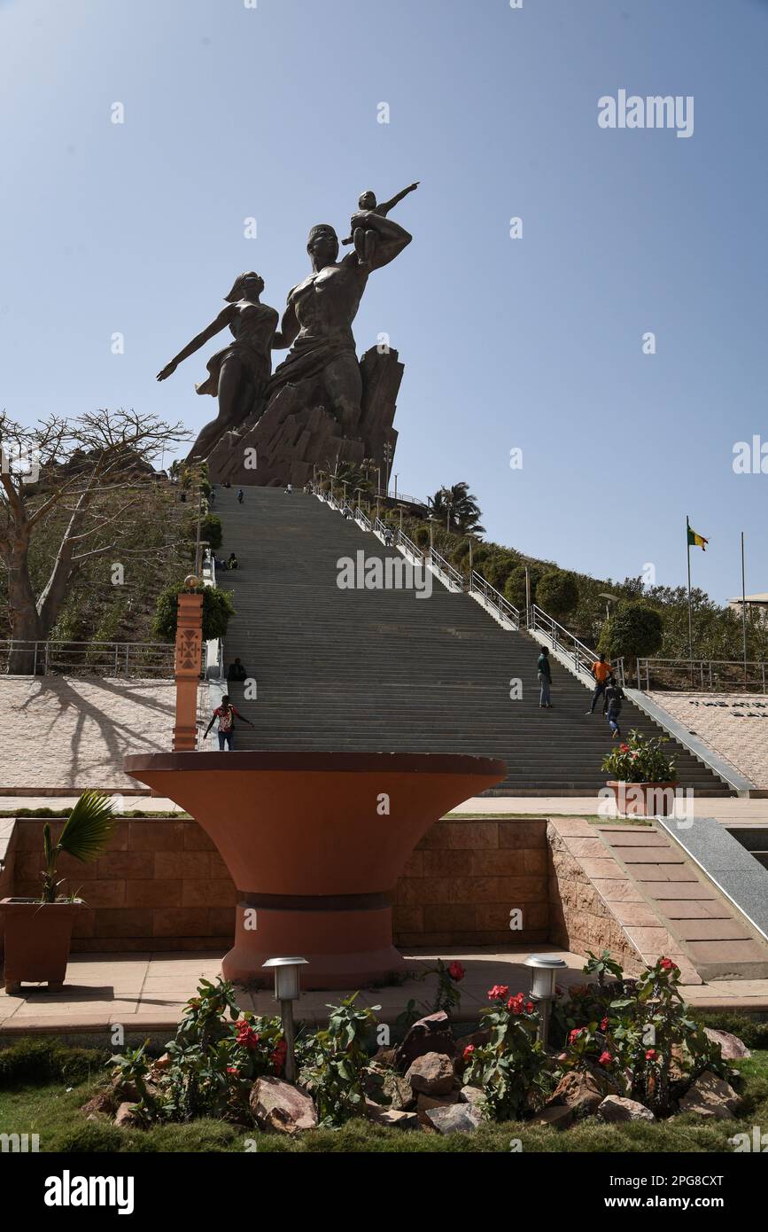 Nicolas Remene / le Pictorium - Dakar, Sénégal - 10/3/2017 - Sénégal / Dakar / Dakar - le Monument de la Renaissance africaine, l'œuvre du sculpteur Virgile Magherusan, a été inauguré le 3 avril 2010 à Dakar, la capitale sénégalaise. Il représente un couple et leur enfant, debout jusqu'au ciel. Banque D'Images