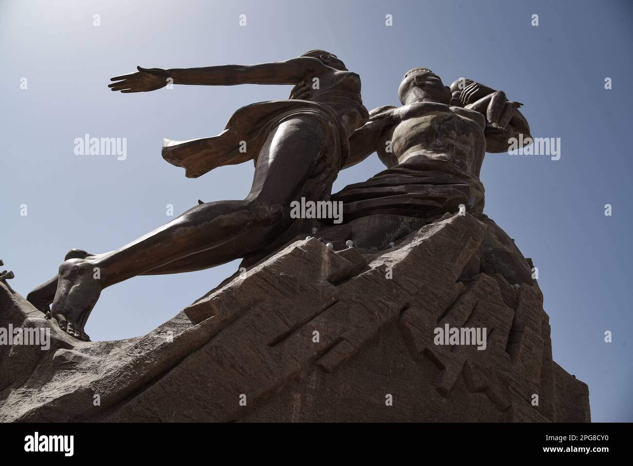 Nicolas Remene / le Pictorium - Dakar, Sénégal - 10/3/2017 - Sénégal / Dakar / Dakar - le Monument de la Renaissance africaine, l'œuvre du sculpteur Virgile Magherusan, a été inauguré le 3 avril 2010 à Dakar, la capitale sénégalaise. Il représente un couple et leur enfant, debout jusqu'au ciel. Banque D'Images