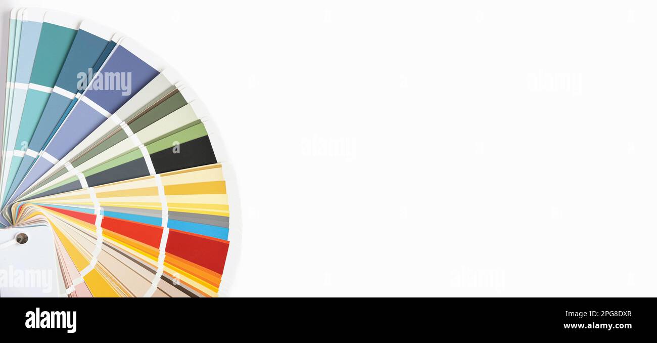 Gros plan du guide couleur. Assortiment de couleurs pour le design. Couleurs éventail de palette sur un fond de mur en béton blanc. Le graphiste choisit les couleurs de la Banque D'Images