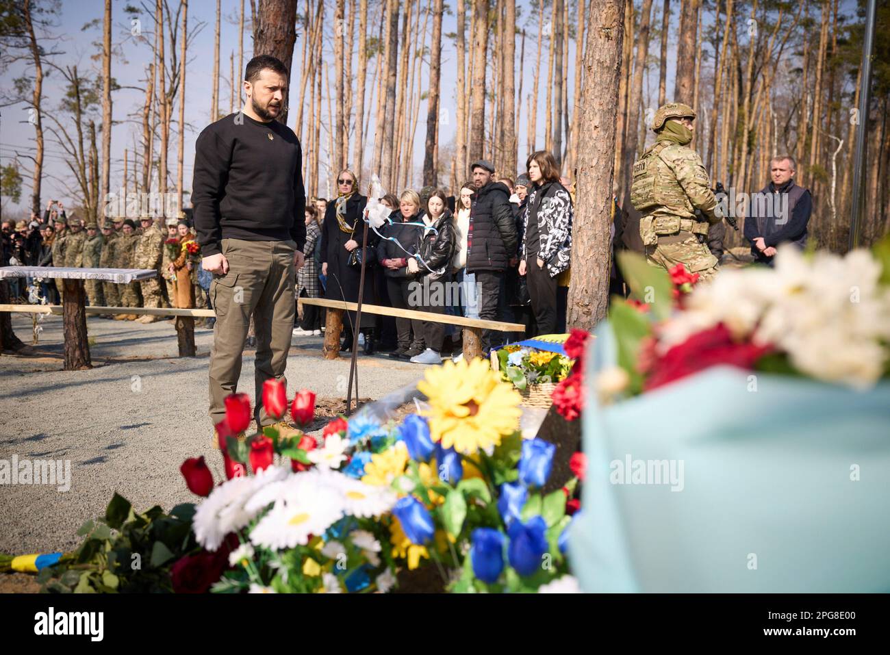 Moschun, Ukraine. 21st mars 2023. Le président ukrainien Volodymyr Zelenskyy, à droite, rend hommage aux soldats et volontaires tués en défense de la capitale lors de l'invasion russe initiale au site commémoratif des Anges de la victoire, 21 mars 2023 à Moschun, Oblast de Kiev, Ukraine. Crédit: Pool photo/Bureau de presse présidentiel ukrainien/Alamy Live News Banque D'Images