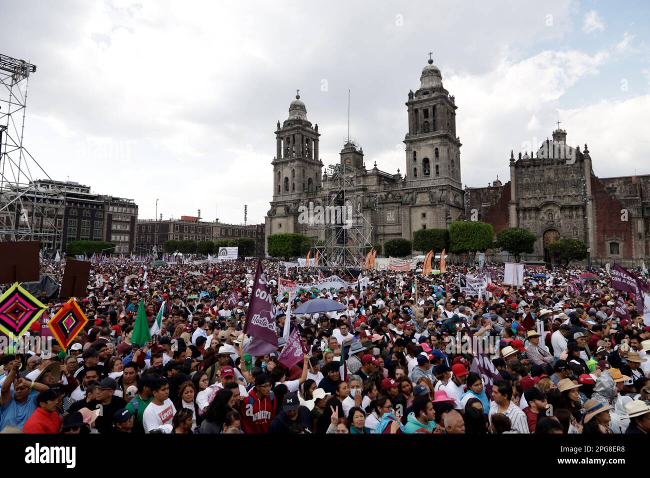 Mexico, Mexique. 18th mars 2023. Des milliers de personnes assistent à la cérémonie des 85 ans de l'expropriation des hydrocarbures dans le Zocalo à Mexico. Sur 18 mars 2023 à Mexico, Mexique (photo de Luis Barron/Eyepix/Sipa USA) crédit: SIPA US/Alay Live News Banque D'Images