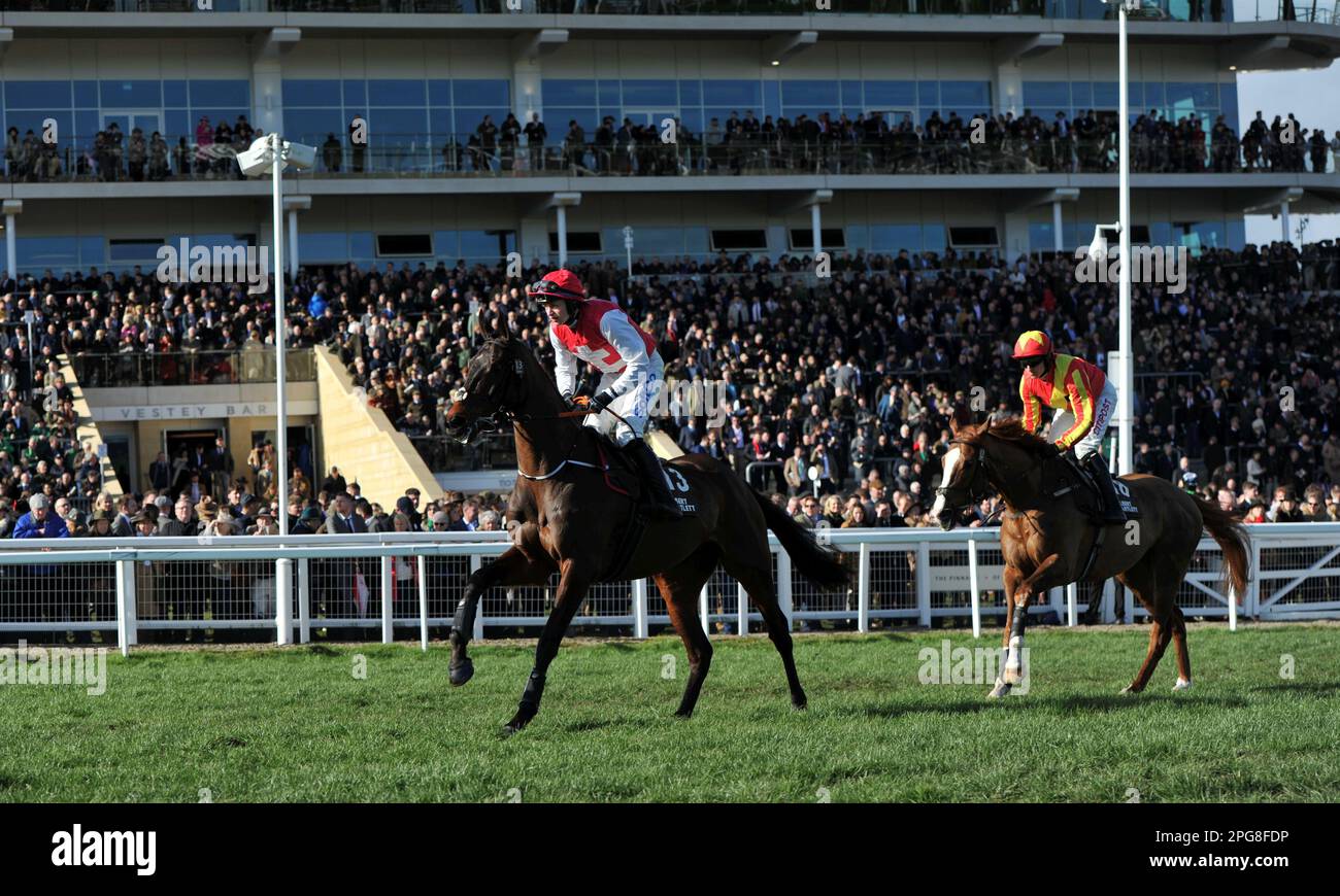 Troisième course 2,50 l'Albert Bartlett Novice hangdle Sandor Clegane monté par Sean O'Keeffe devant Thomas Mor monté par Adam Wedge sur le chemin de la Banque D'Images