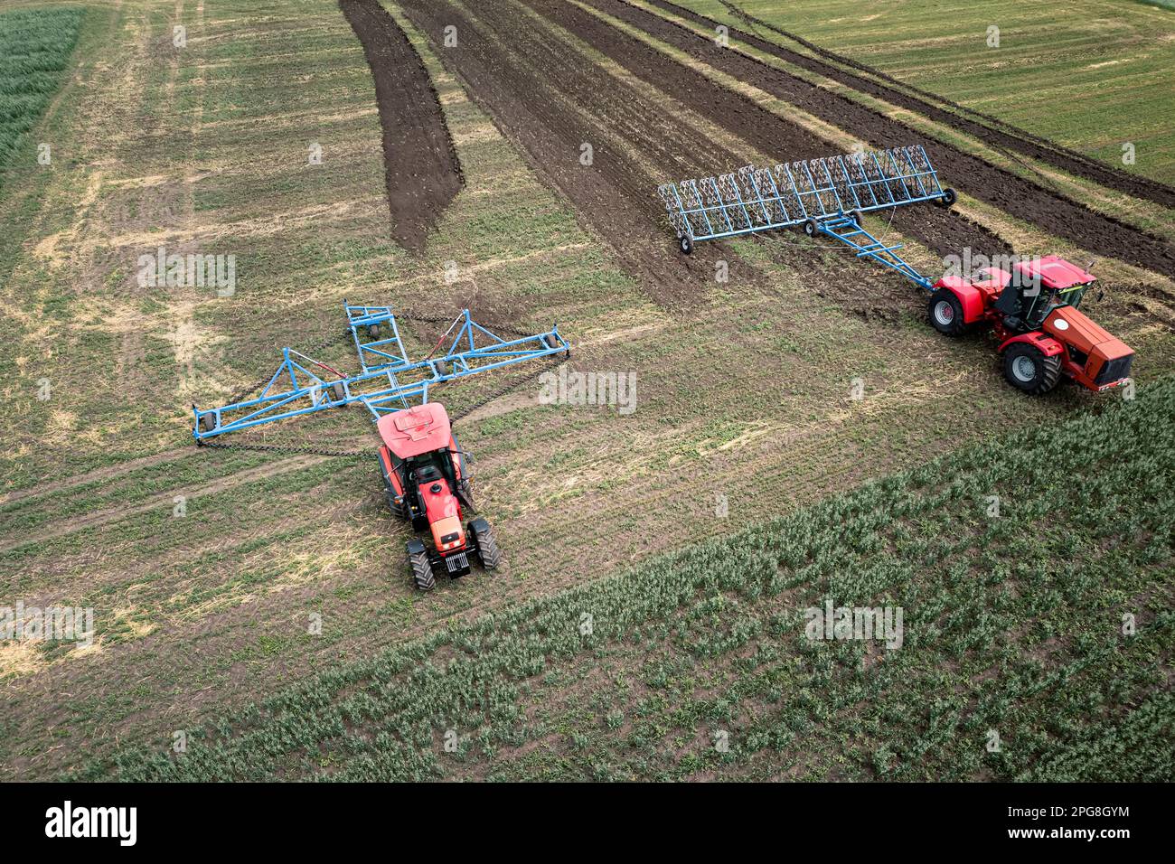 Machine agricole la récolte dans les champs. Le tracteur tire sur un mécanisme pour la fenaison. La récolte en automne le matin à l'aube. de l'agrobusiness en t Banque D'Images