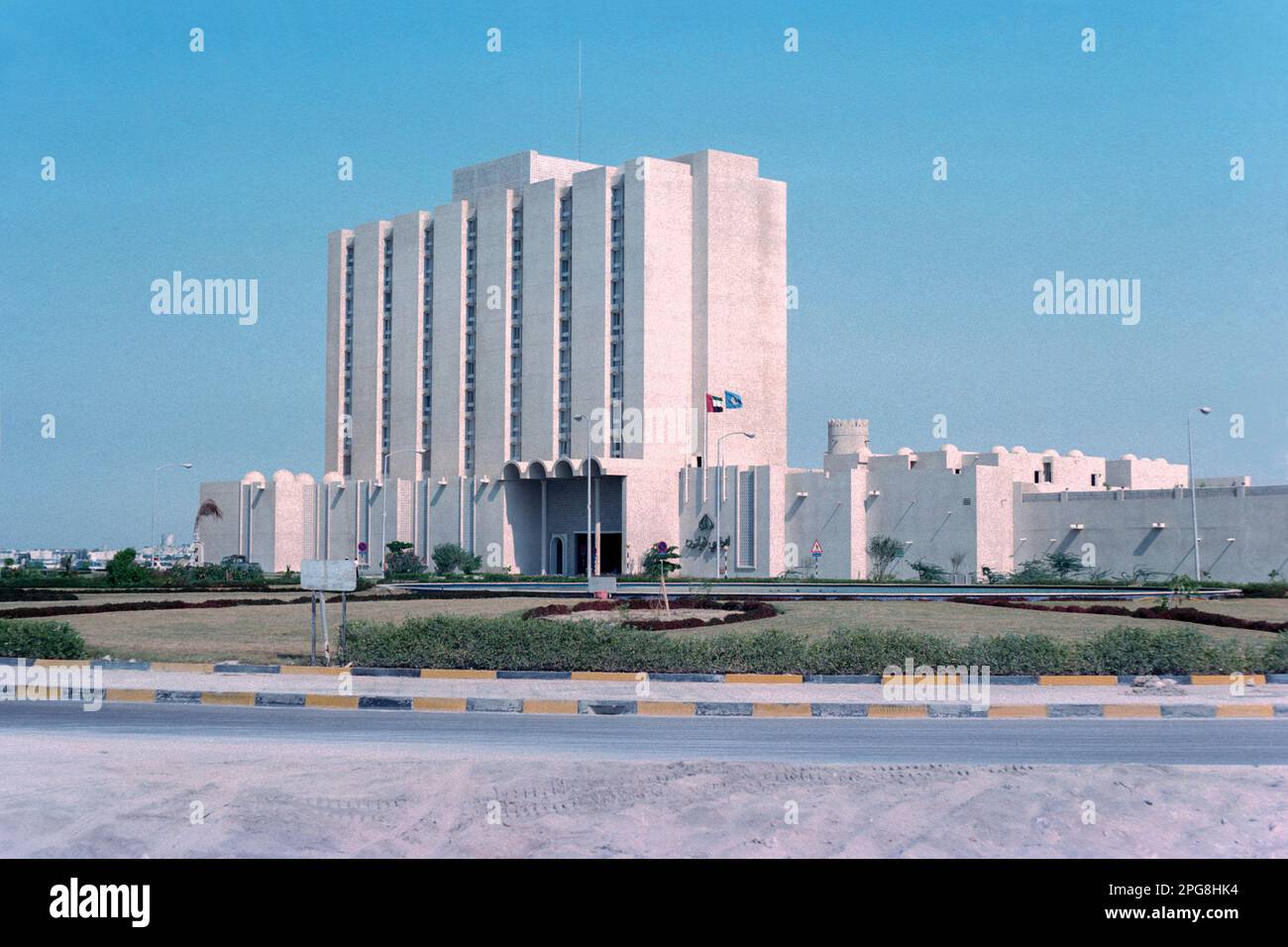 Abu Dhabi UAE 1976 - Abu Dhabi Hilton Hotel, ouvert par Sheikh Zayed en 1973, (aujourd'hui le Radisson Blue Hotel & Resort). Image d'archives vue de la Corniche à Abu Dhabi, Émirats arabes Unis Banque D'Images