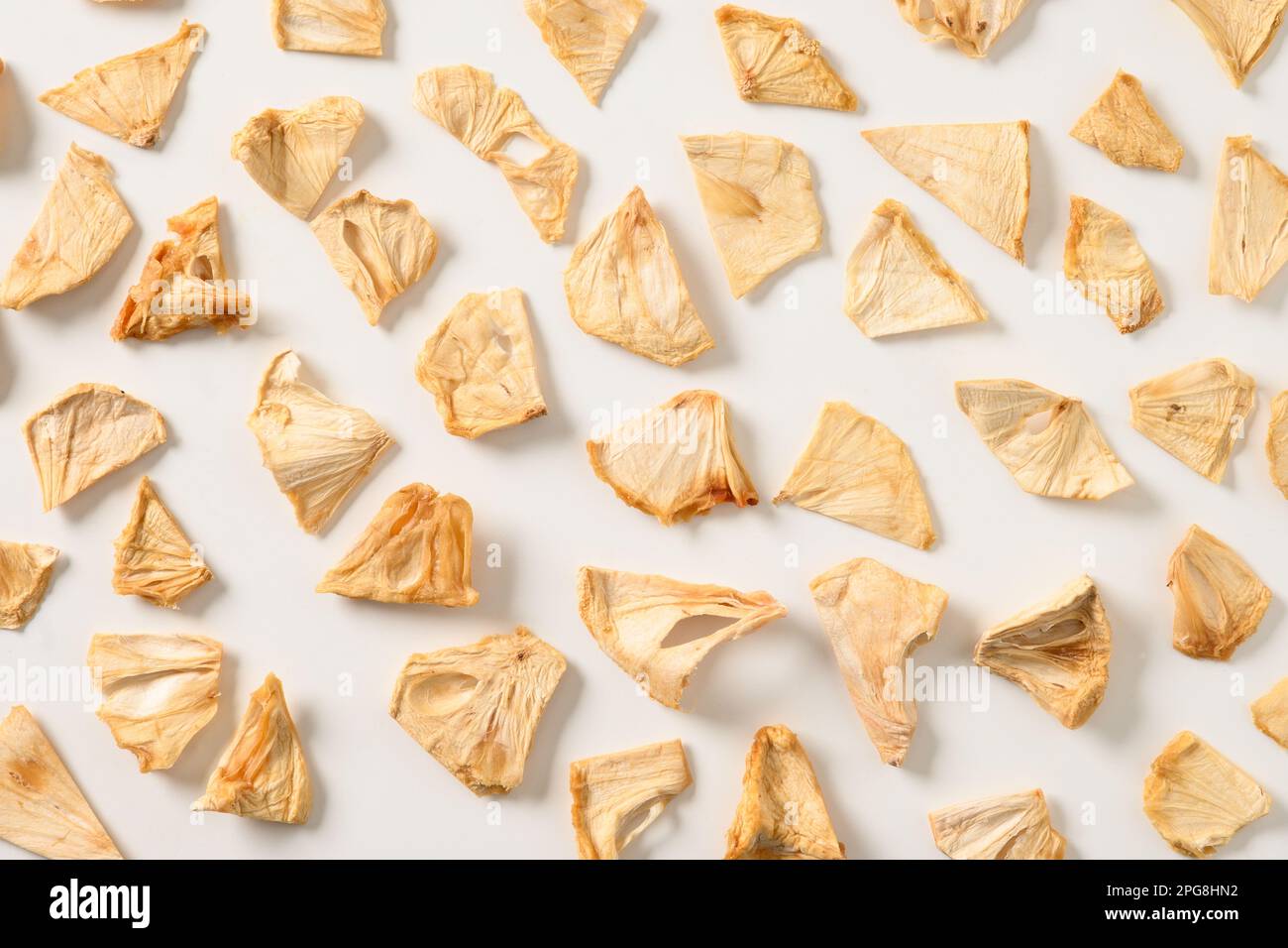 Motif de croustilles de levain séchées organiques pour le vegan sur fond blanc. Vue de dessus. Banque D'Images