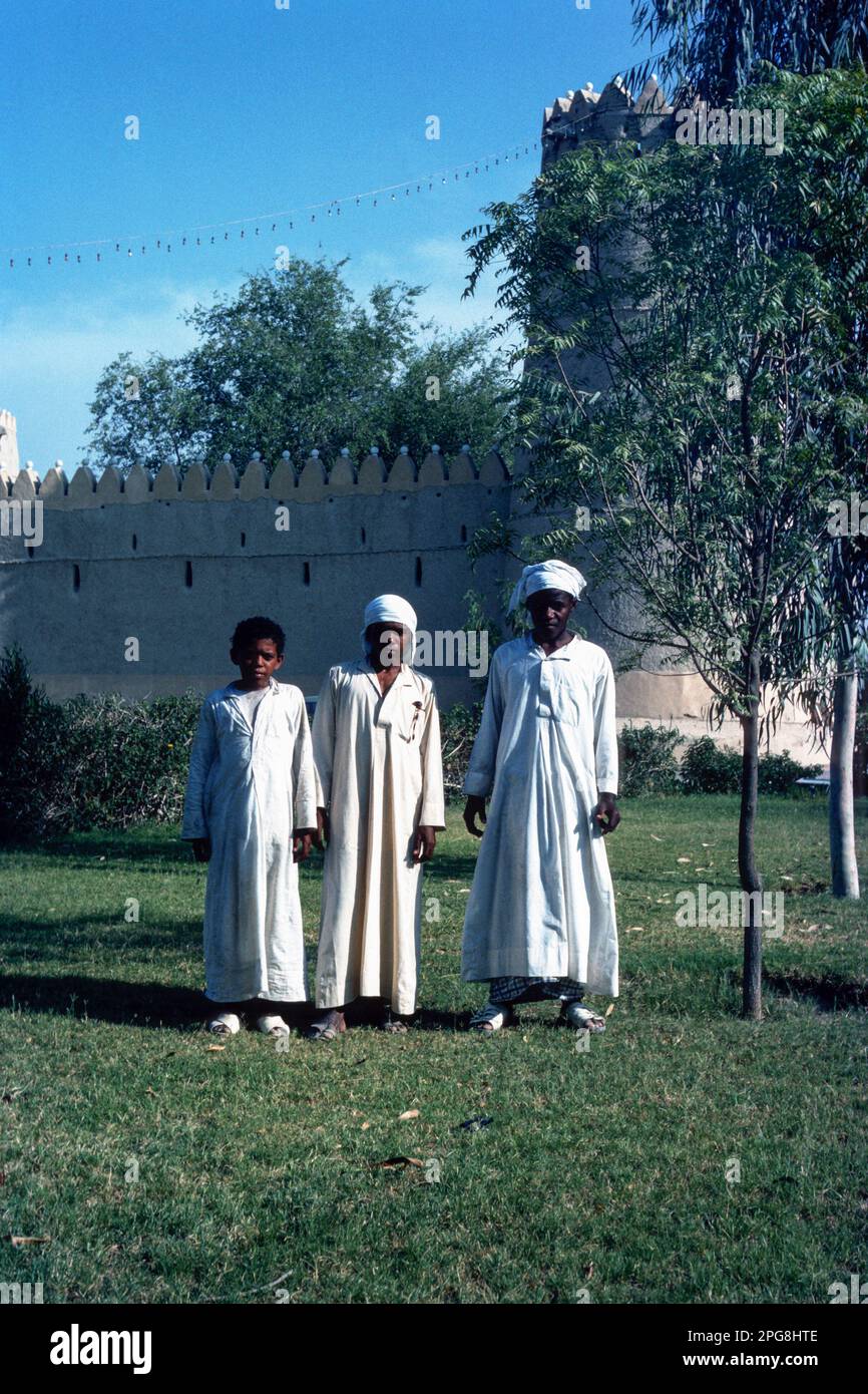 Al Ain 1976 – Un groupe d'enfants arabes se trouve à côté du fort du Sultan Bin Zayed à Al Ain, dans les Émirats arabes Unis Banque D'Images