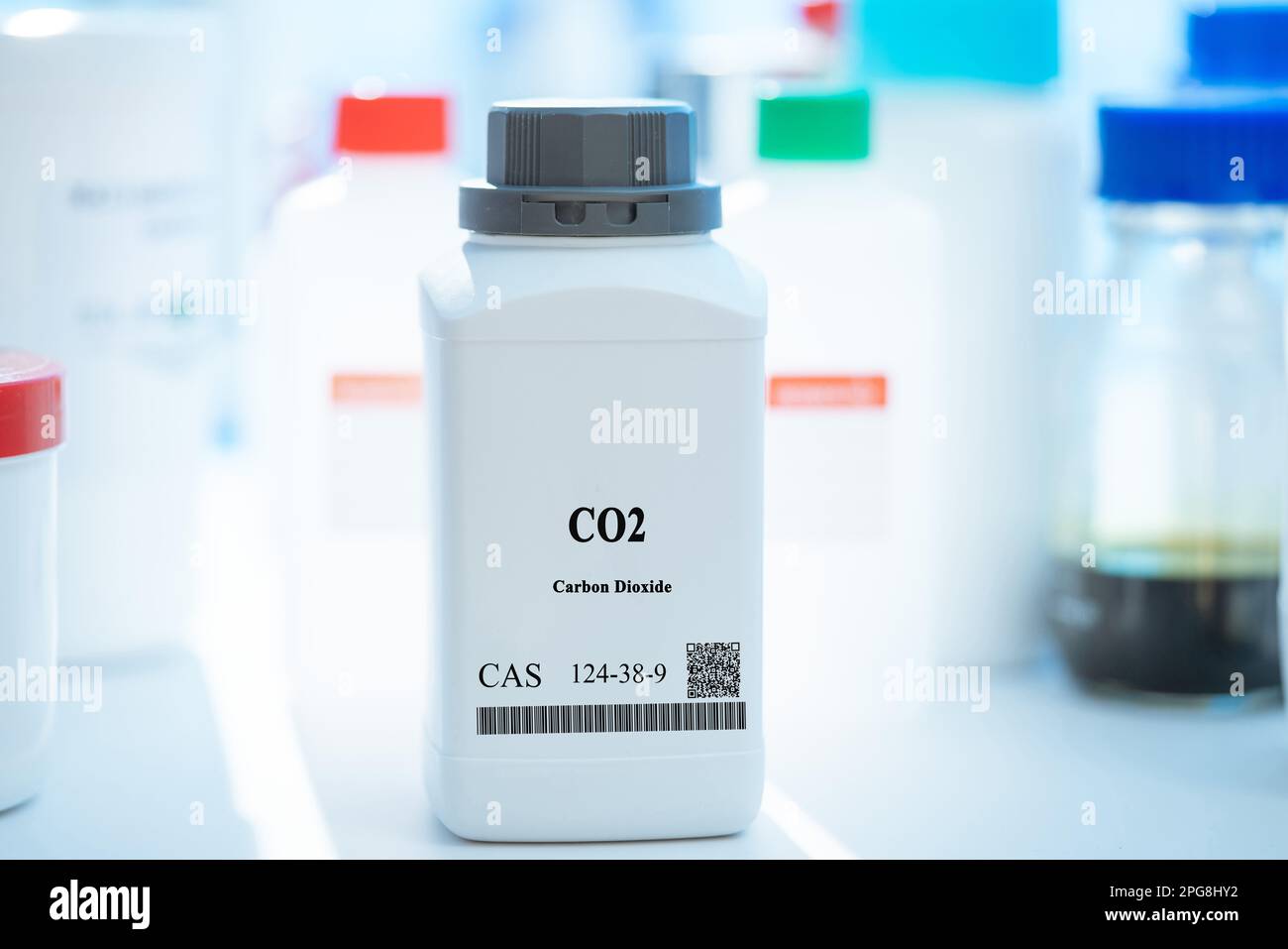 CO2 dioxyde de carbone cas 124-38-9 substance chimique dans un emballage de laboratoire en plastique blanc Banque D'Images