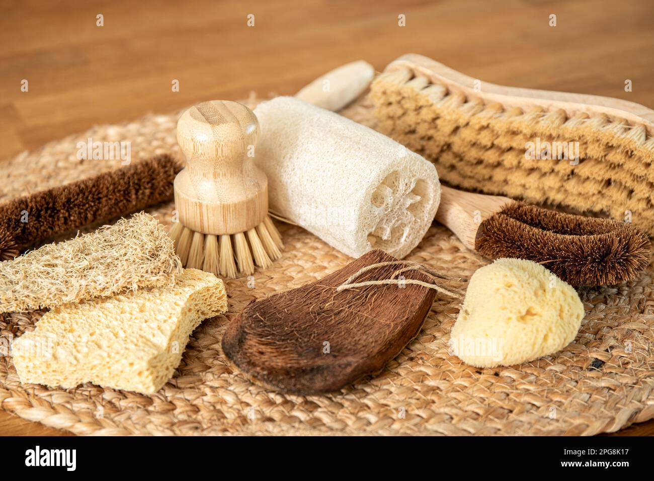 Collection de différentes brosses de nettoyage et éponges de divers matériaux naturels dans la cuisine maison. Noix de coco, sisal, bambou, fibres de bois, éponge de mer. Banque D'Images