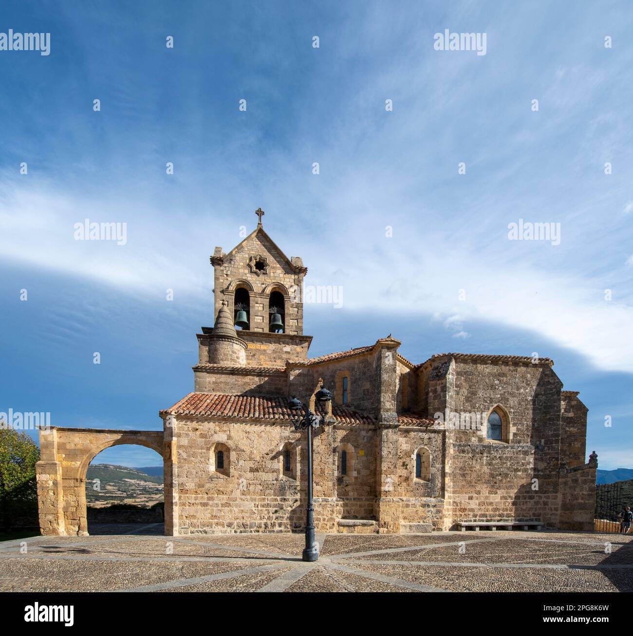 Une superbe image de l'église San Vicente Martir dans un état immaculé contre un magnifique ciel bleu Banque D'Images