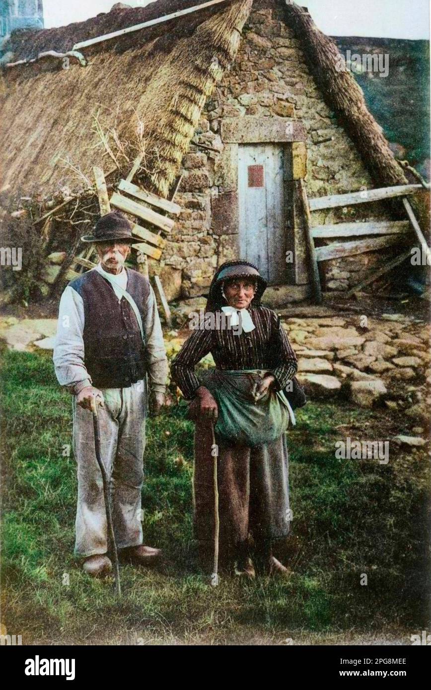 Carte postale de paysans auvergnats devant leur maison vers 1900 - Banque D'Images