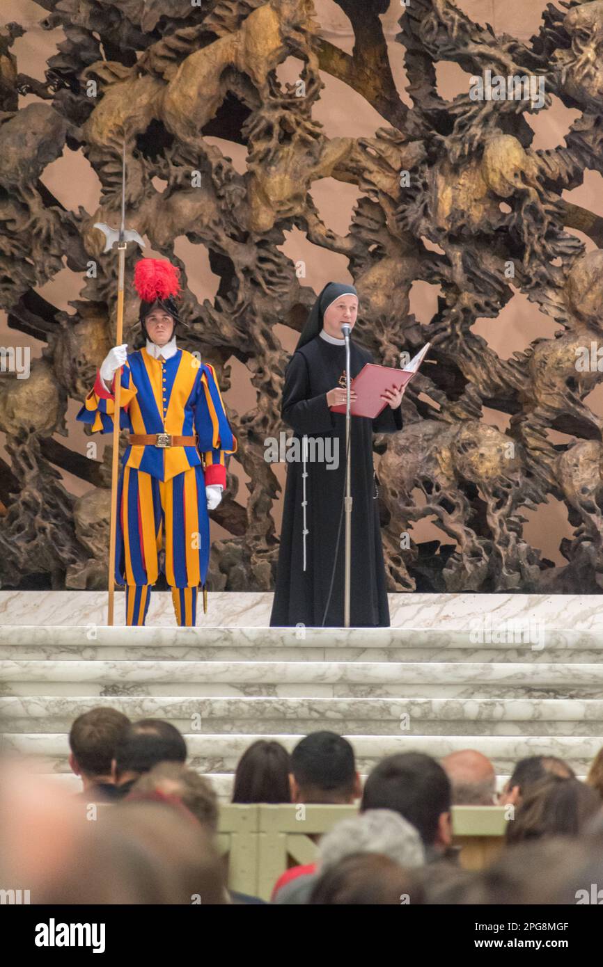 Cité du Vatican, Vatican - 7 décembre 2022: Nonne sur scène sur public Papal audience Hall Paul VI. Banque D'Images