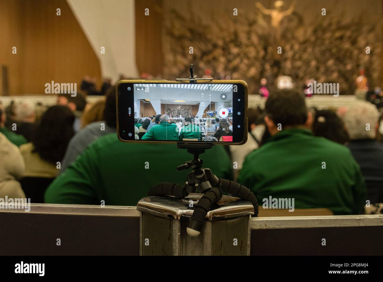 Vatican, Vatican - 7 décembre 2022: Téléphone sur un trépied sur public Papal audience à l'intérieur de la salle d'audience Paul VI. Banque D'Images