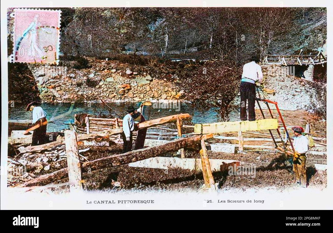 Carte postale de l'Auvergne : les scieurs de long, au bord d'une rivière (Cantal) - vingt-cinquième siècle Banque D'Images