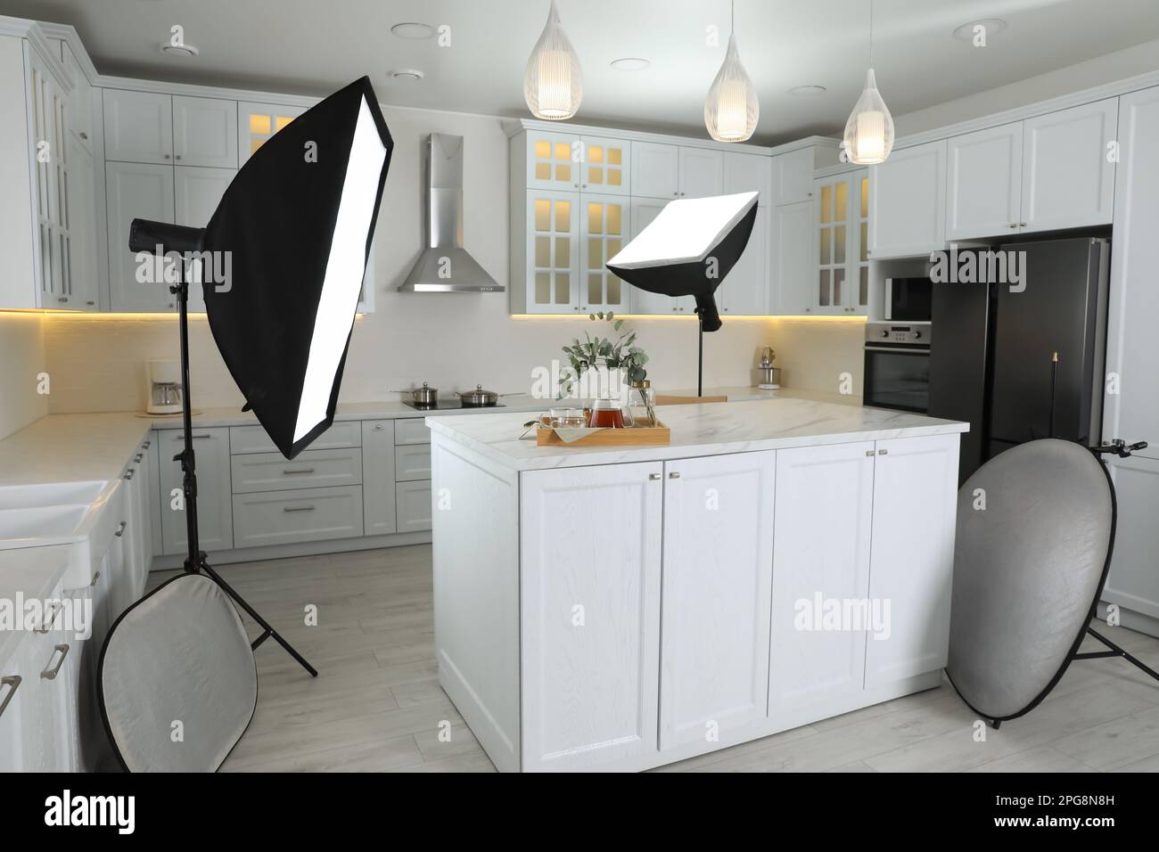 Équipement professionnel de studio photo préparé pour photographier l'intérieur de la cuisine Banque D'Images