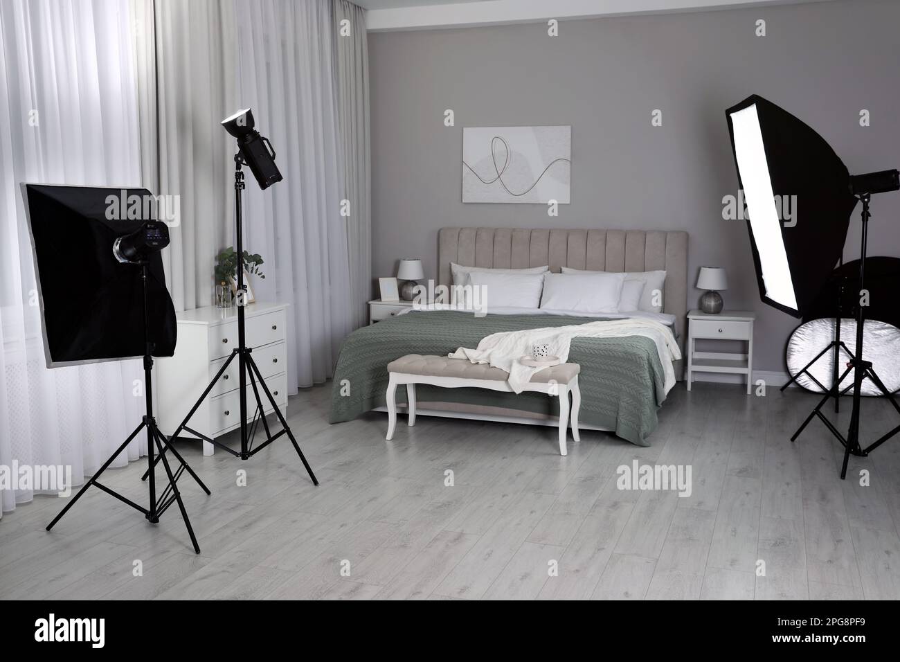 Équipement professionnel de studio photo préparé pour photographier l'intérieur de la chambre à coucher Banque D'Images
