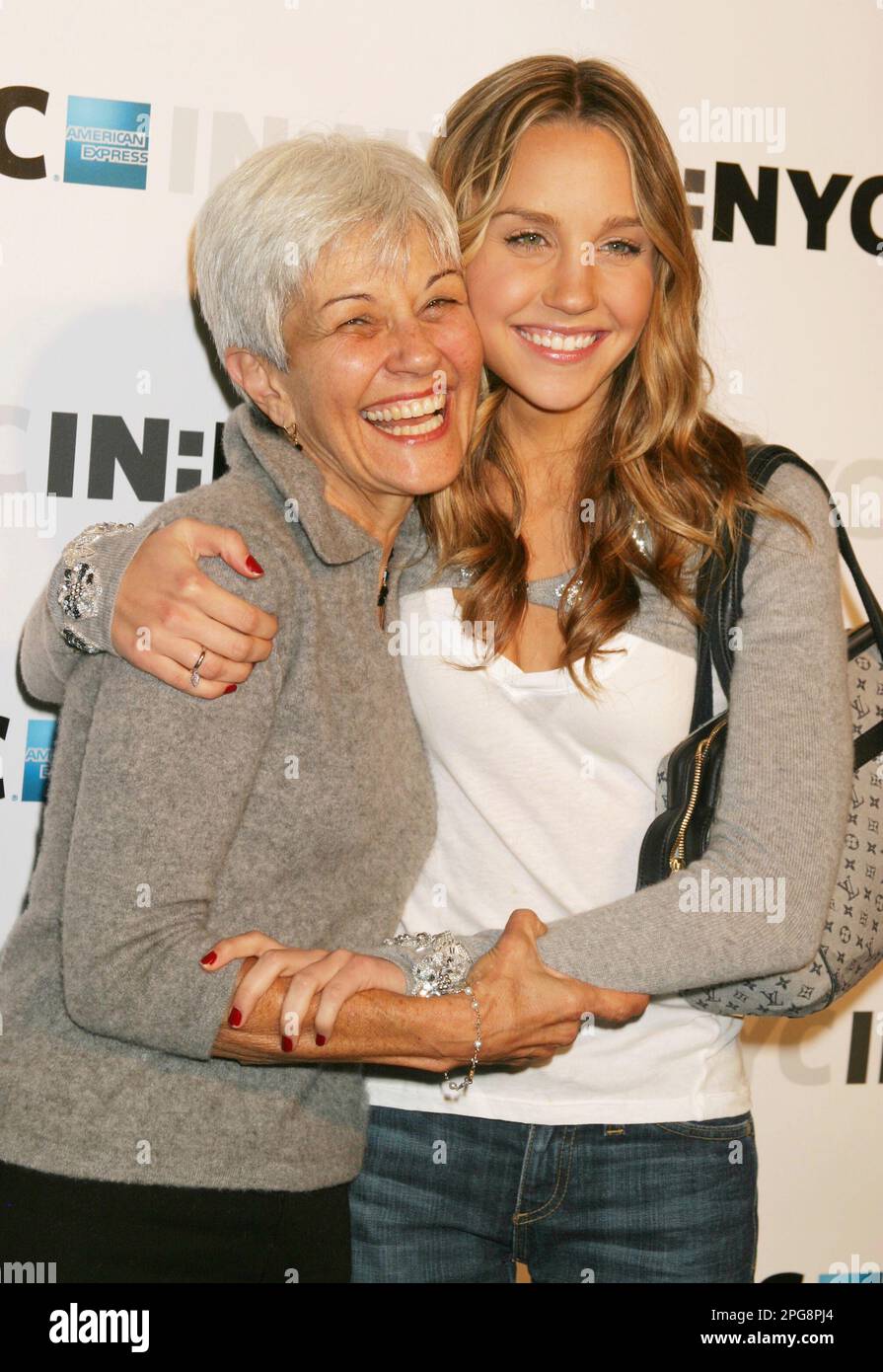 Amanda Bynes avec sa mère Lynn Organ assiste au lancement de LA ...