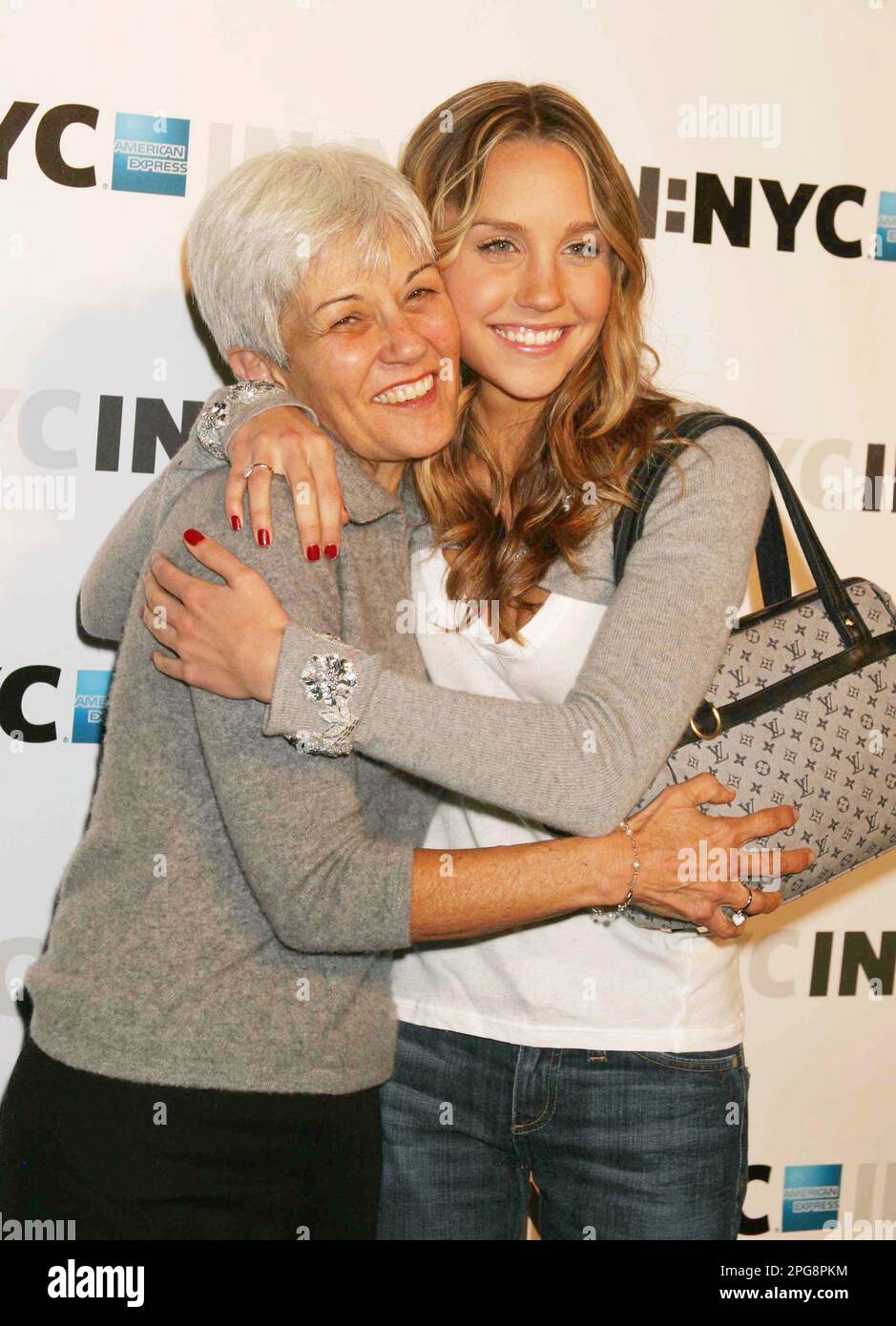 Amanda Bynes avec sa mère Lynn Organ assiste au lancement de LA ...