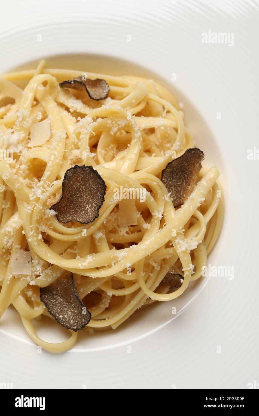 Pâtes délicieuses avec tranches de truffe et fromage sur l'assiette, en gros plan Banque D'Images