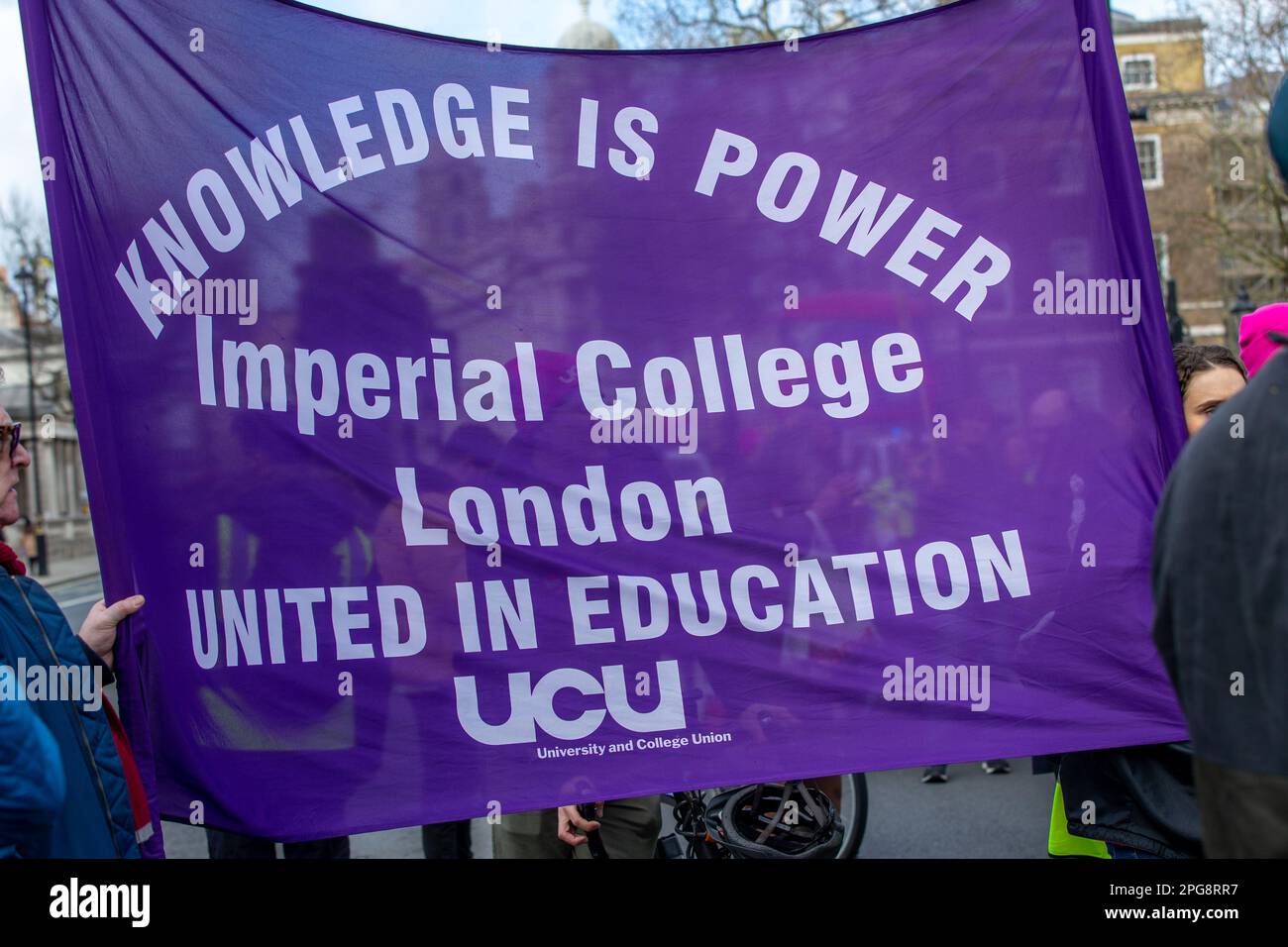 Londres,royaume-uni,21st, mar.2023 les manifestants marchent avec les drapeaux et les pancartes du Syndicat national de l'éducation en soutien de la juste rémunération à whitehall à l'extérieur de l'école de crédit de rue Downing Richard Lincoin?Alay Live News Banque D'Images