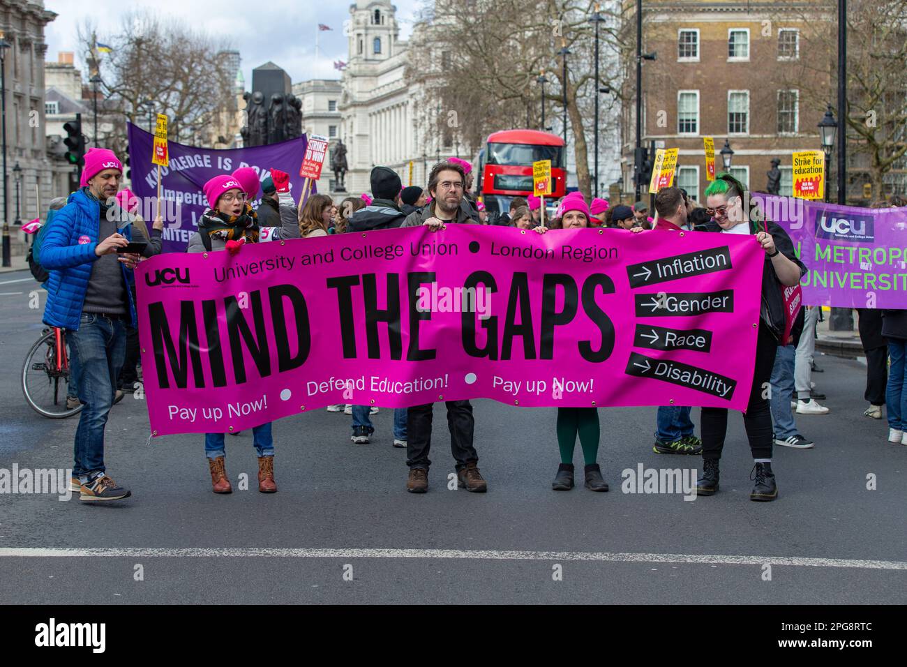 Les manifestants défilent avec les drapeaux et les pancartes du Syndicat national de l'éducation à whitehall Londres les manifestants du royaume-uni marchent avec les drapeaux et les pancartes du Syndicat national de l'éducation à whitehall Londres royaume-uni Banque D'Images
