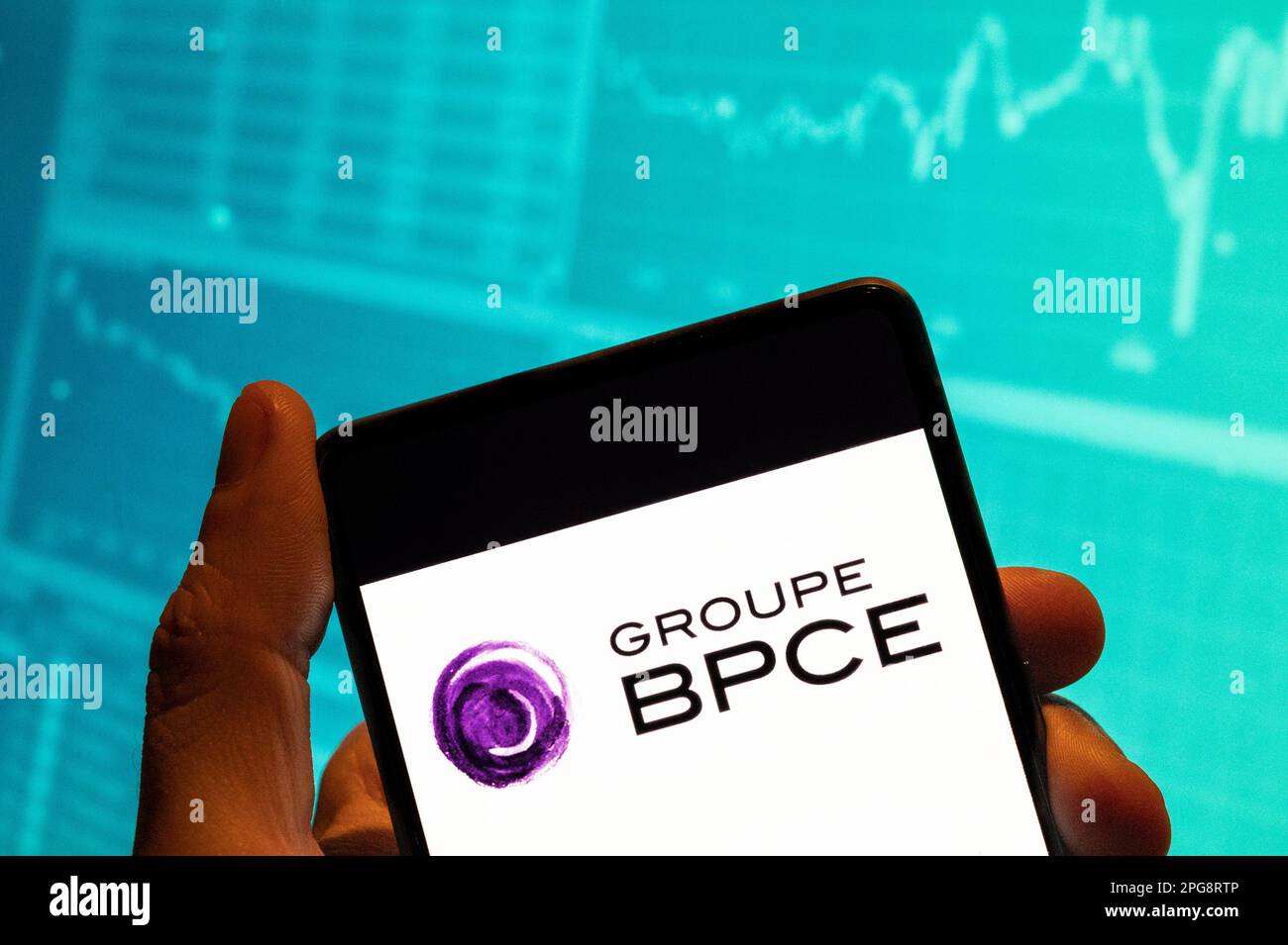 Dans cette illustration, le logo du groupe bancaire français, Groupe BPCE, est affiché sur un