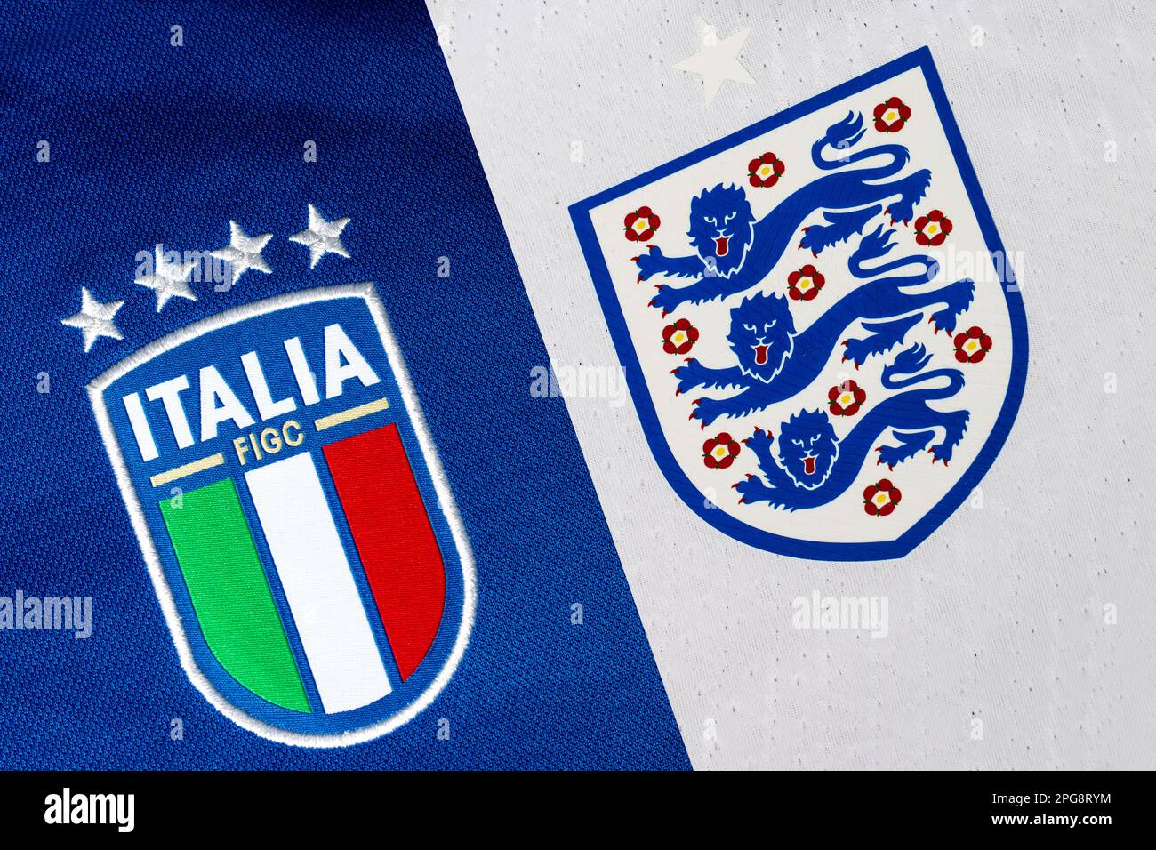 Gros plan sur le maillot de l'équipe nationale de football de l'Angleterre et de l'Italie Banque D'Images