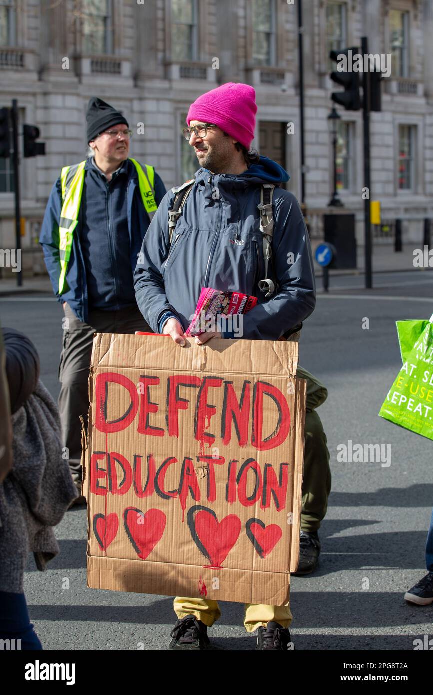 Londres,royaume-uni,21st, mar.2023 les manifestants marchent avec les drapeaux et les pancartes du Syndicat national de l'éducation en soutien de la juste rémunération à whitehall à l'extérieur de l'école de crédit de rue Downing Richard Lincoin?Alay Live News Banque D'Images