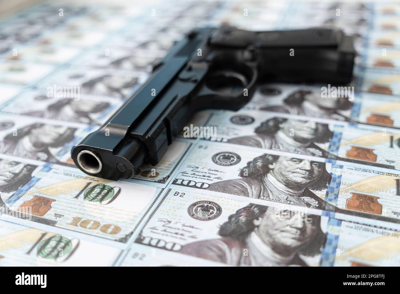 arme noire sur fond de dollars. le concept d'argent criminel ou de meurtre pour argent. vol de banque, Banque D'Images