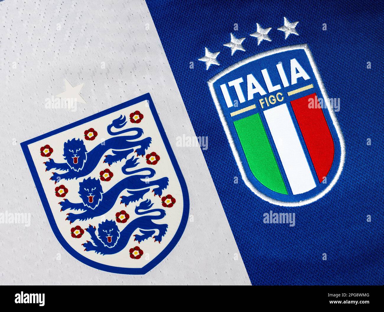 Gros plan sur le maillot de l'équipe nationale de football de l'Angleterre et de l'Italie Banque D'Images