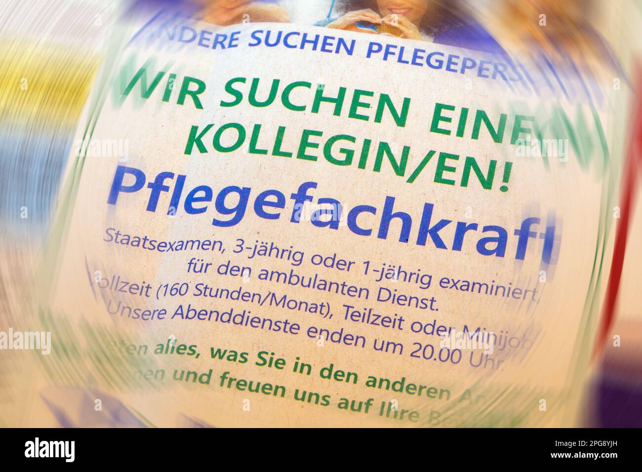 Image symbole d'une crise des soins infirmiers : gros plan d'une annonce d'emploi dans un journal (Allemagne) Banque D'Images