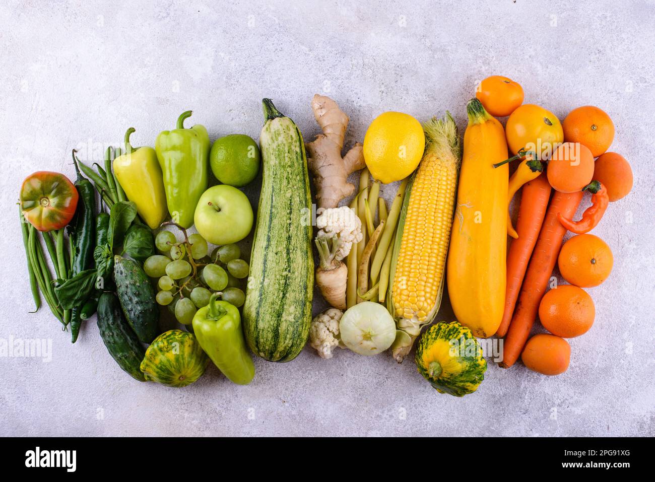 Assortiment de légumes et de fruits jaunes et rouges Banque D'Images