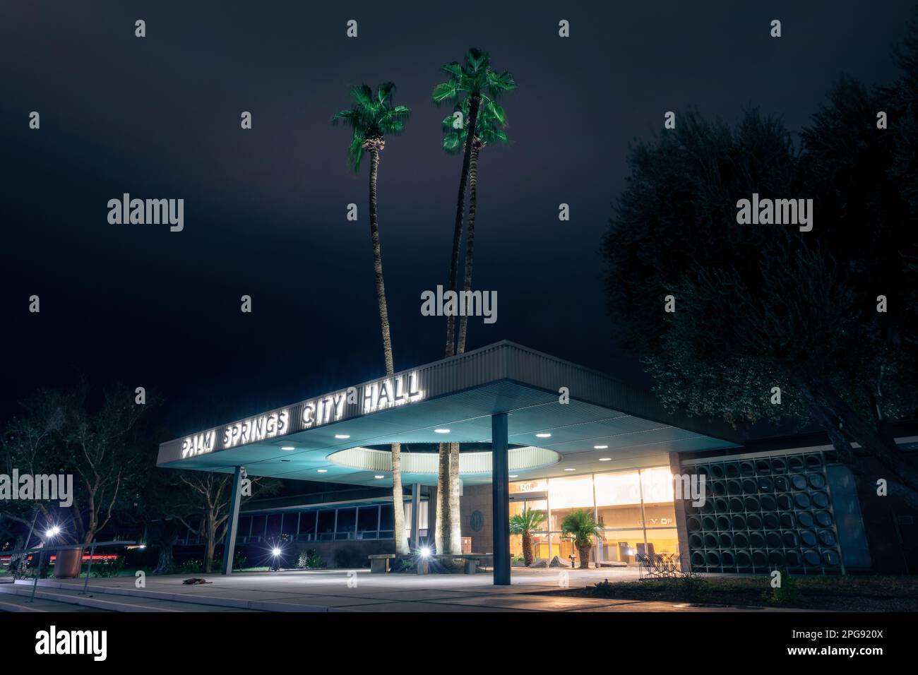 Hôtel de ville de Palm Springs architecture moderne du milieu du siècle la nuit, Californie Banque D'Images