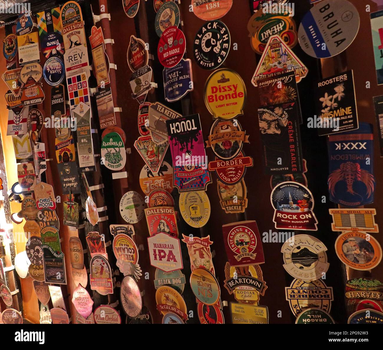 Plafond avec des dizaines de clips historiques de bière vraie à l'intérieur du Star Inn, 17 Church Street, Godalming, Waverley, Surrey, ANGLETERRE, ROYAUME-UNI, GU7 1AT Banque D'Images