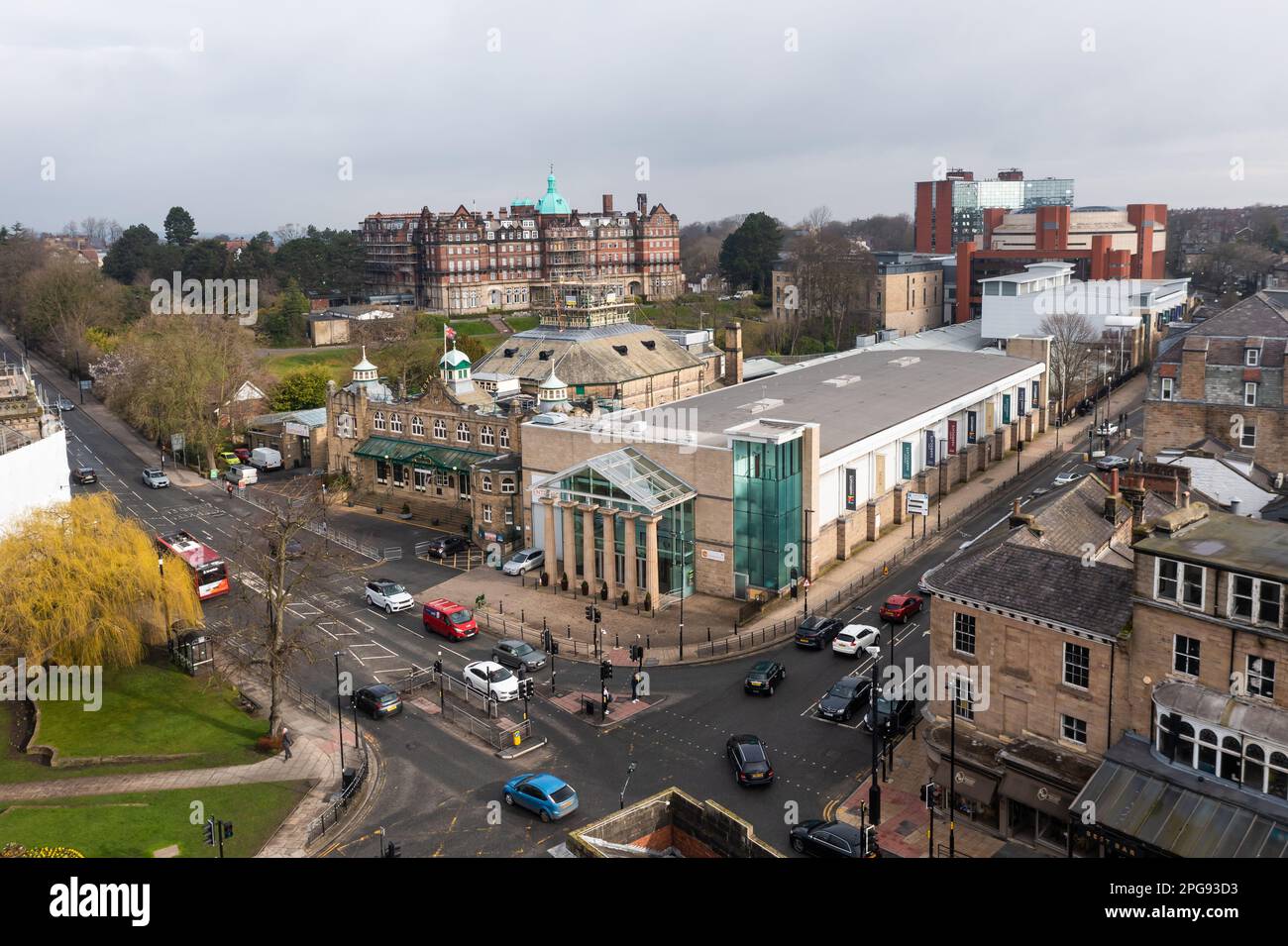 Paysage urbain aérien du centre de congrès et des bâtiments d'exposition de Harrogate parmi l'architecture victorienne de la ville du Yorkshire Spa Banque D'Images