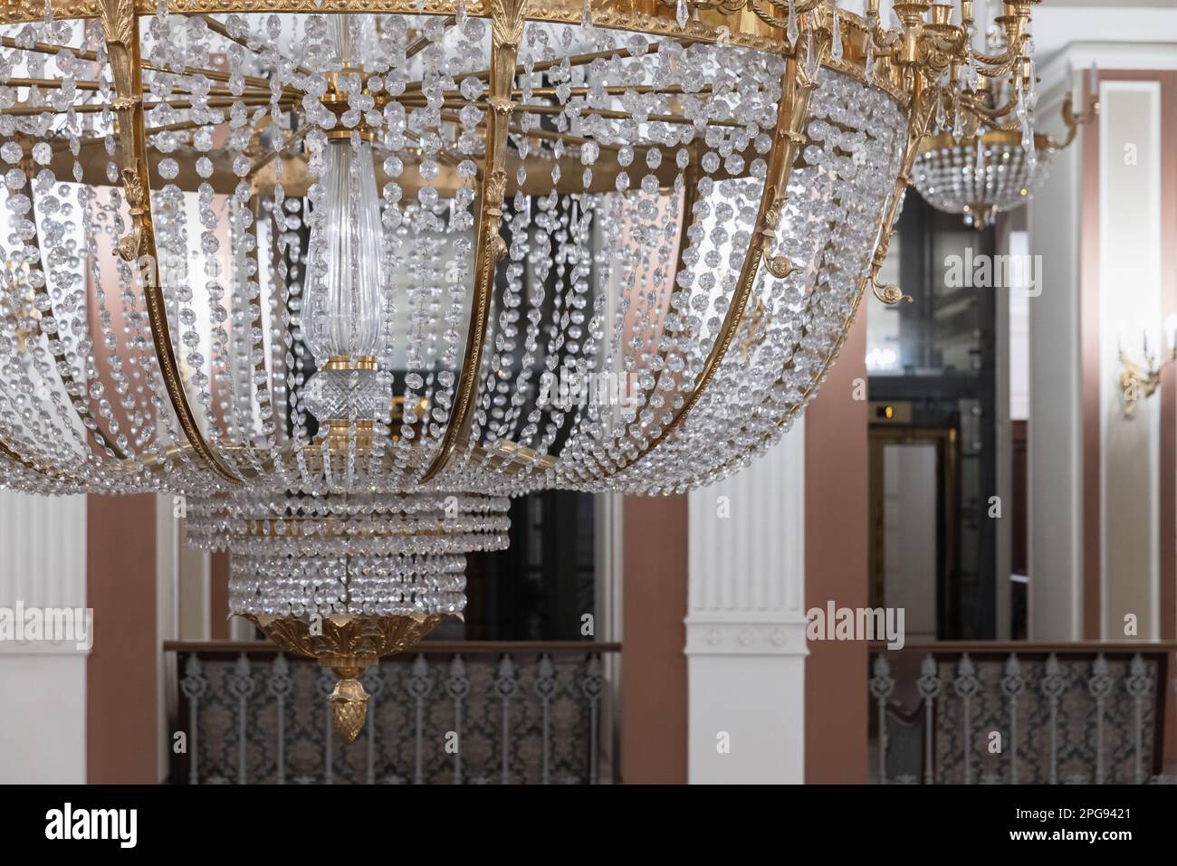 Lustre vintage de luxe avec décoration en cristal, gros plan avec mise au point sélective Banque D'Images
