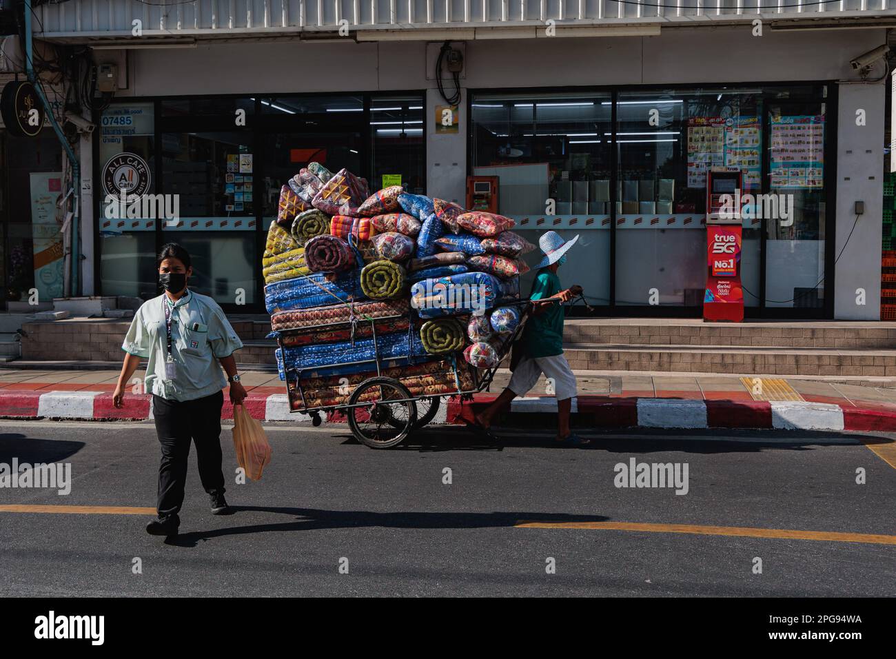 Bangkok, Thaïlande. 21st mars 2023. Un homme a vu tirer un chariot chargé d'oreillers et de couette le long de la route Pracha Rat Bamphen dans le district de Huai Khwang. (Photo de Varuth Pongsaponwatt/SOPA Images/Sipa USA) crédit: SIPA USA/Alay Live News Banque D'Images