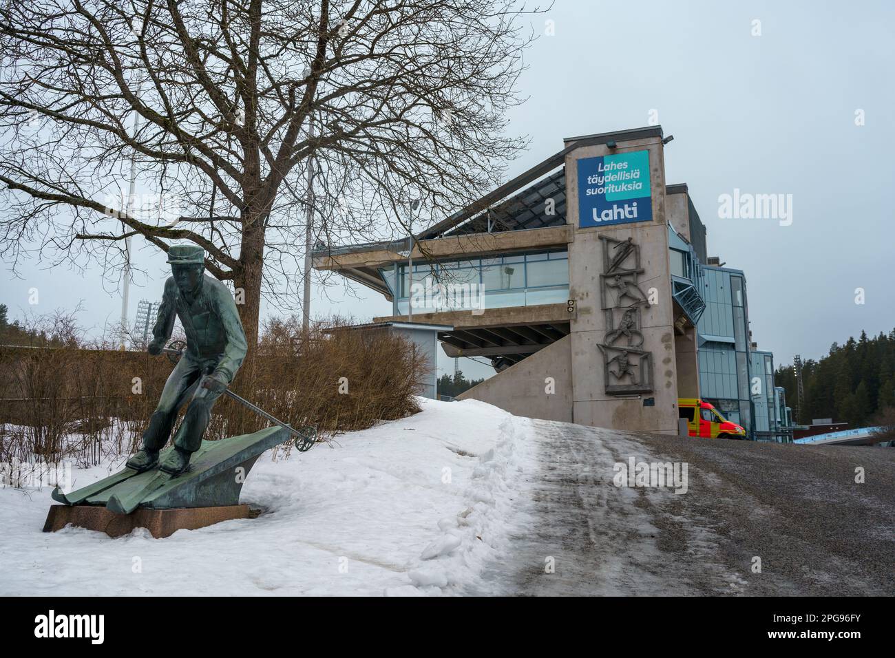 Sculpture en bronze d'un skieur au centre sportif de Lahti en hiver, en Finlande. 19 mars 2023. Banque D'Images