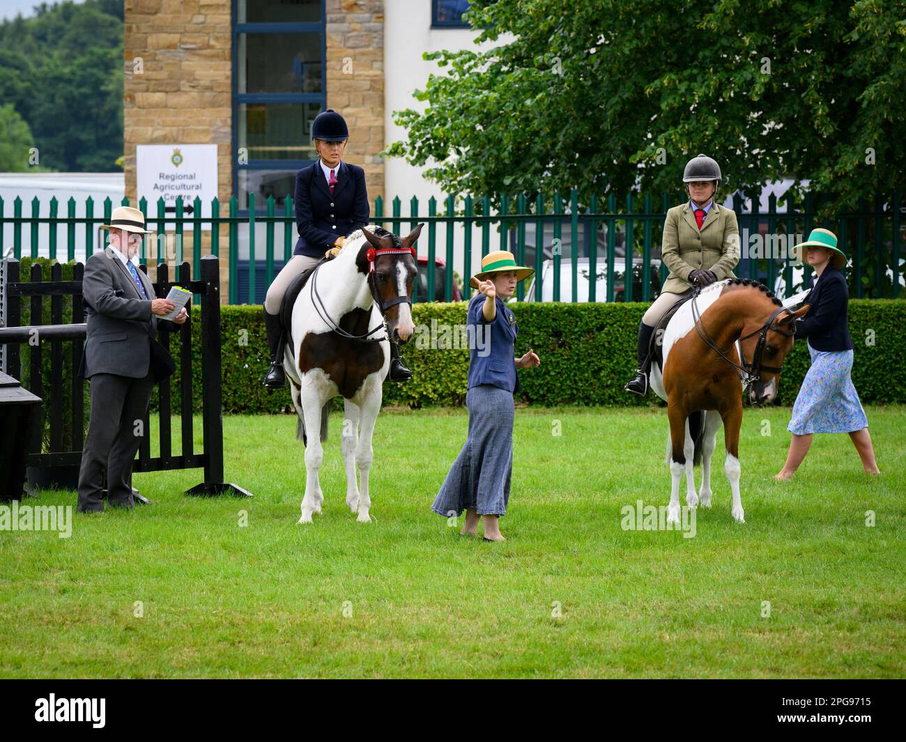 Des concurrents en compétition équestrienne et des femmes (portant des culottes, des chapeaux) attendent des juges et des officiels - Great Yorkshire Show, Harrogate England UK. Banque D'Images