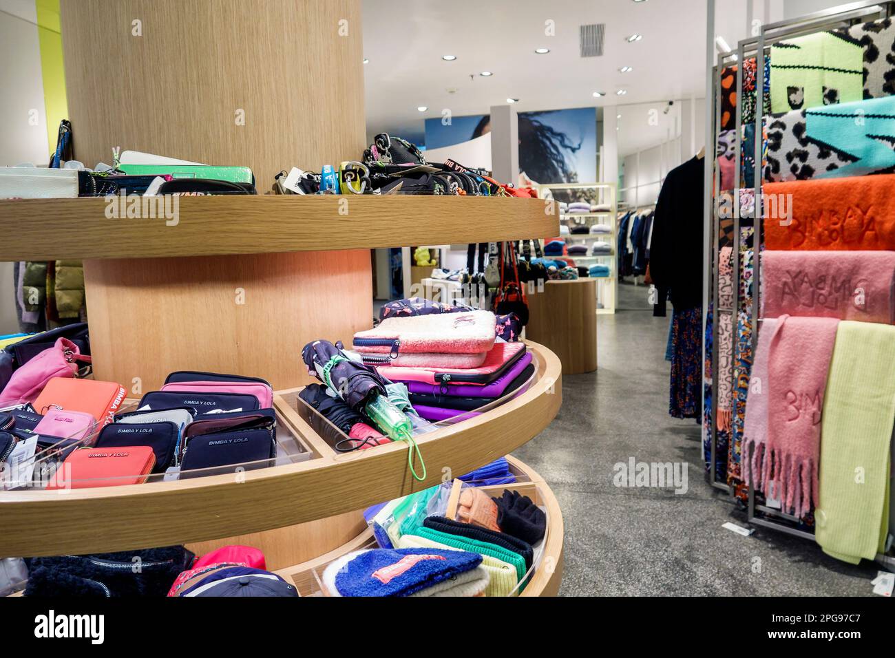 Mexico, Polanco Antara, centre commercial haut de gamme en plein air, Bimba y Lola, marque de mode tendance, intérieur intérieur intérieur, magasins d'affaires bustin Banque D'Images