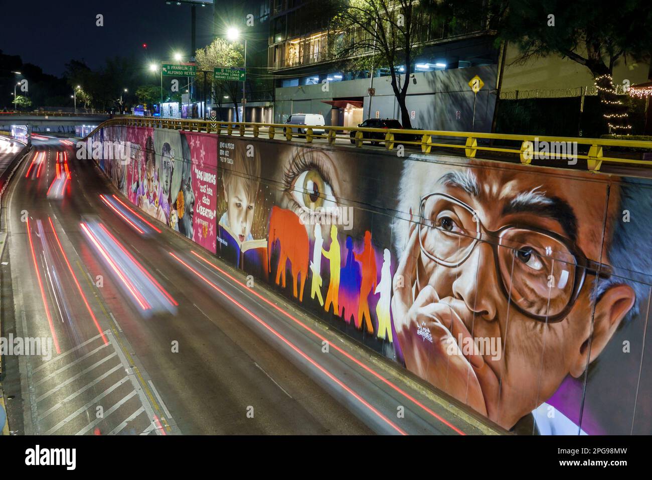 Mexico, Circuito Interior Melchor Ocampo route peintures murales de Lizette Charlotte, nuit feux de véhicules Banque D'Images
