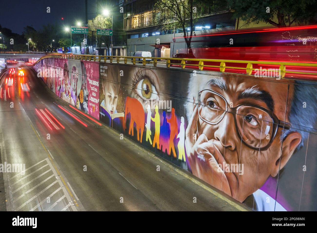 Mexico, Circuito Interior Melchor Ocampo route peintures murales de Lizette Charlotte, nuit feux de véhicules Banque D'Images
