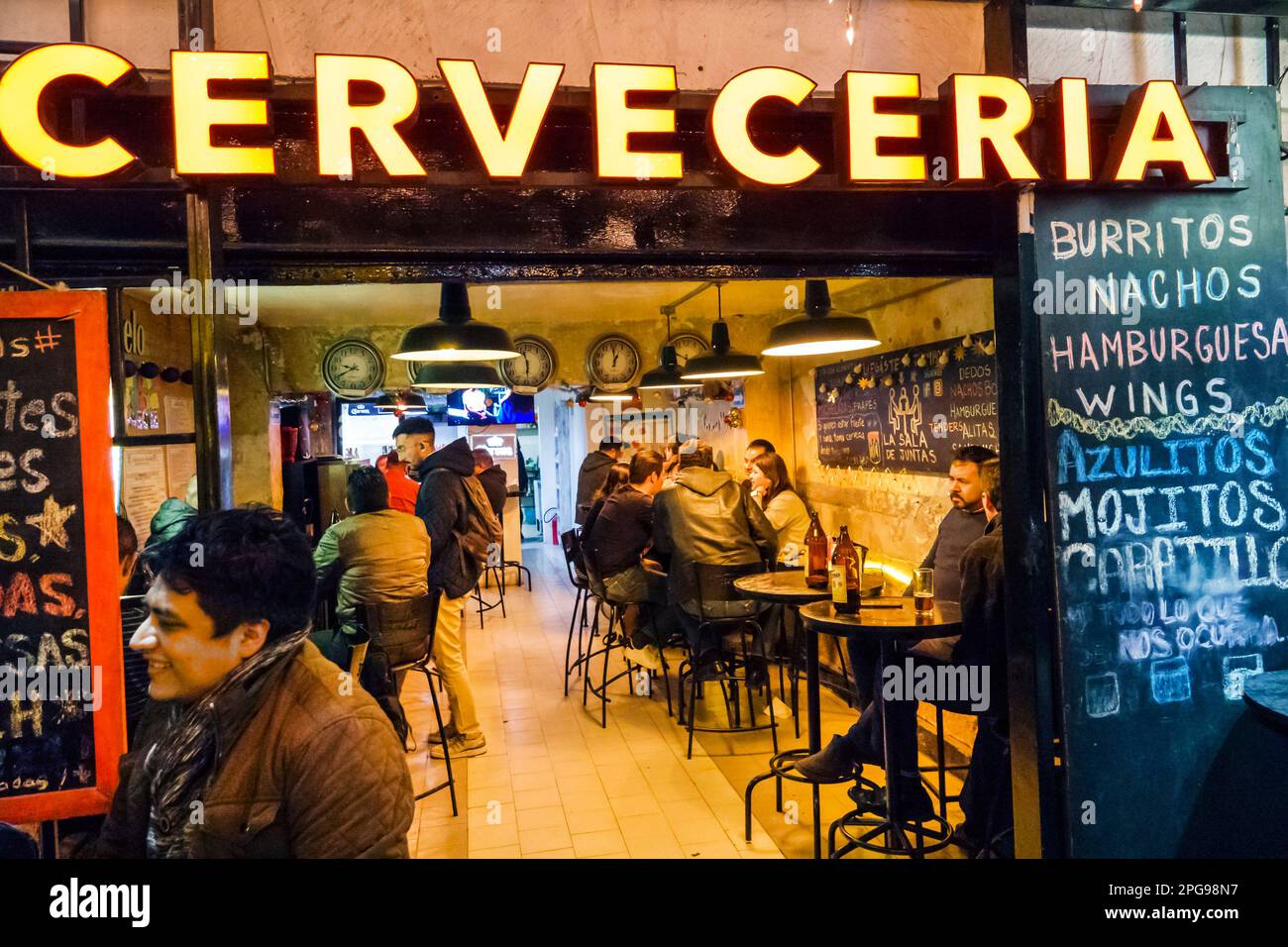 Mexico, Anzures, vie nocturne, bar Cerveceria Beer House, homme hommes, femme femme femme femme femme femme, adultes, résidents, couples, hors Banque D'Images