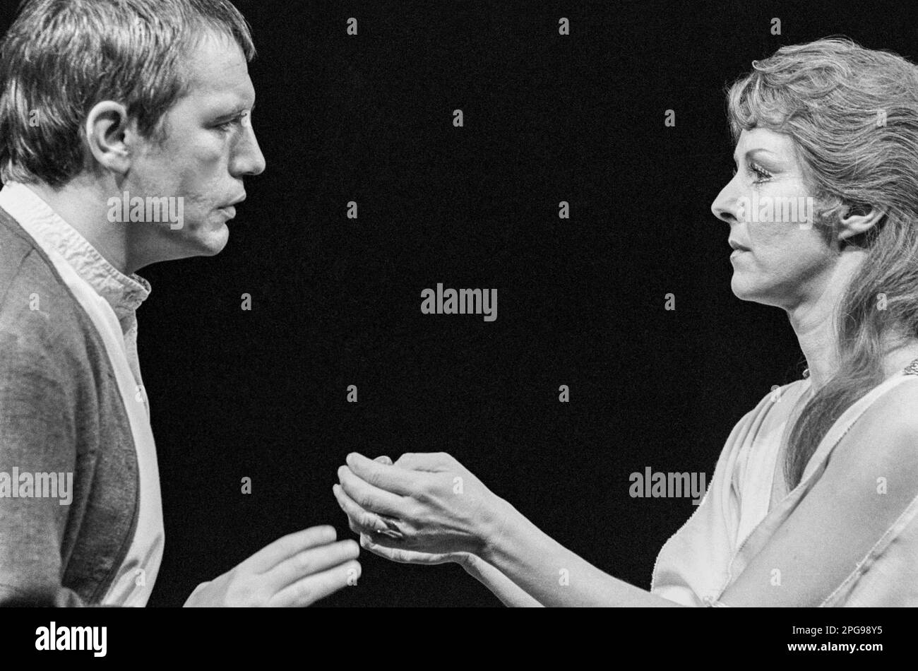 Brian Cox (Marcus Brutus), Rowena Cooper (Portia) dans JULIUS CAESAR par Shakespeare au Théâtre Olivier, Théâtre National (NT), Londres SE1 22/03/1977 conception: John Bury éclairage: David Hersey réalisateur: John Schlesinger Banque D'Images