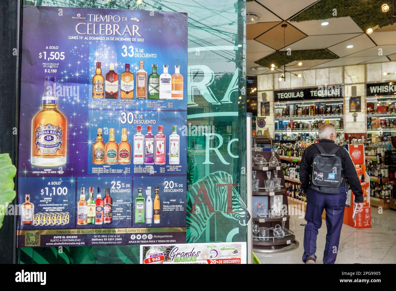 Mexico, alcool, vente rabais Chivas Regal, homme hommes, adultes, résidents, client, seniors citoyens, pensionné Banque D'Images