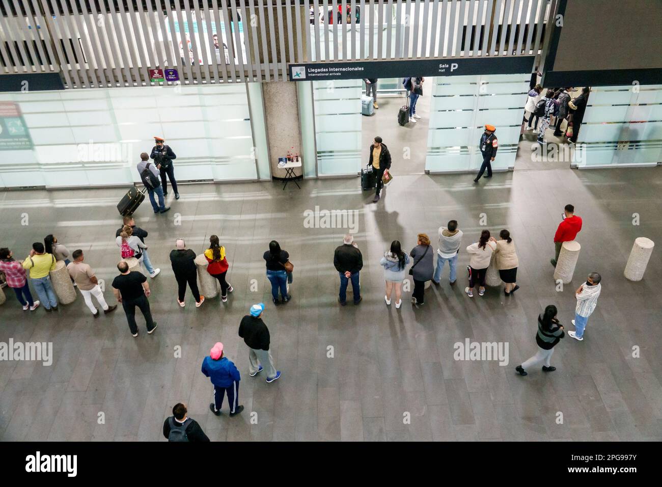 Mexico, Aeropuerto Internacional Benito Juarez International Airport, terminal hall, passagers voyageurs arrivant vue aérienne, homme hommes, W Banque D'Images