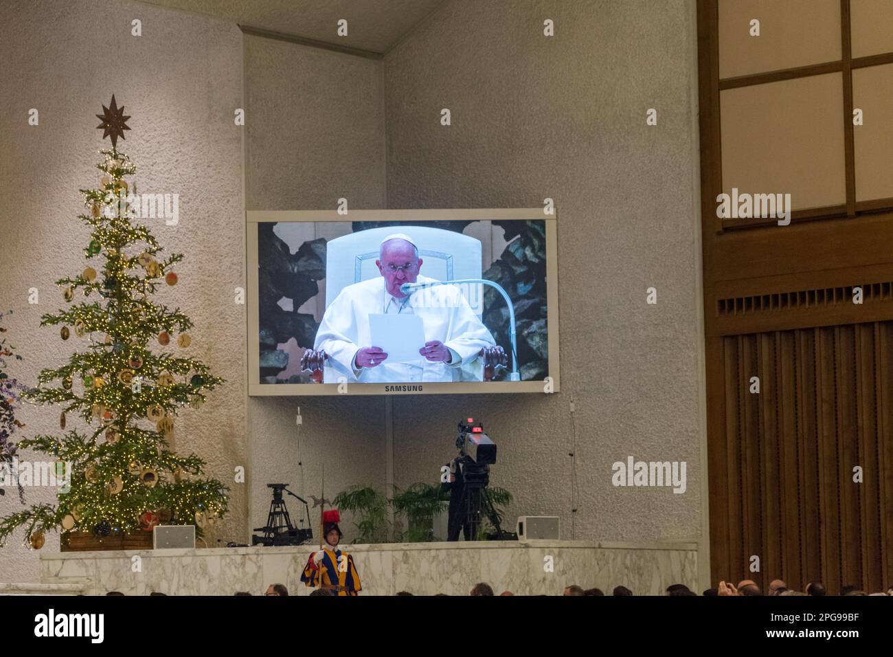 Cité du Vatican, Vatican - 7 décembre 2022: Vue à la télévision avec le Pape François sur l'audience papale dans la salle Paul VI. Banque D'Images