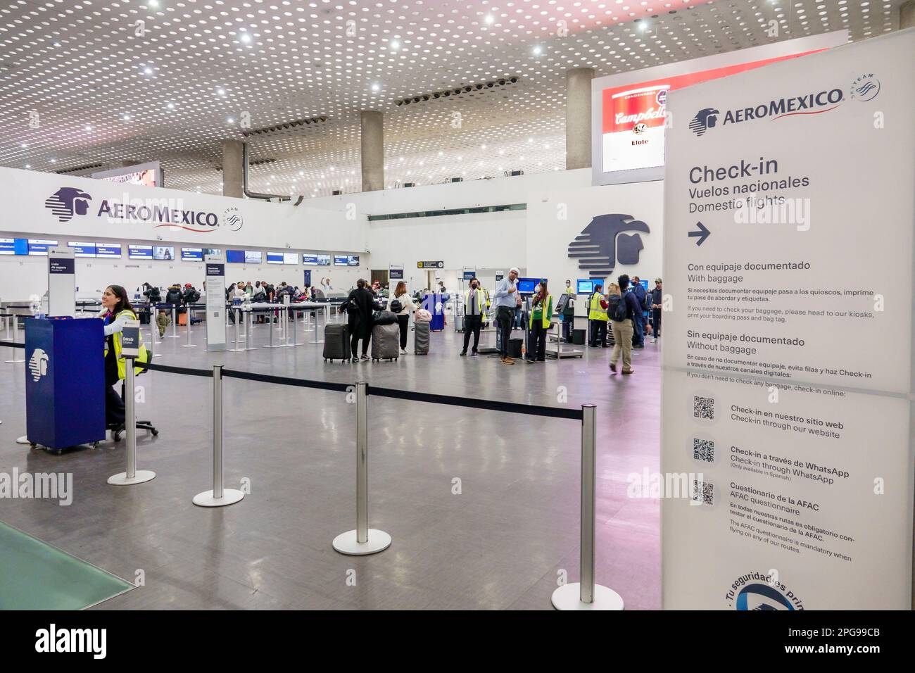 Mexico, Aeropuerto Internacional Benito Juarez International Airport, terminal hall, voyageurs passagers, agents AeroMexico billetterie enregistrement Banque D'Images