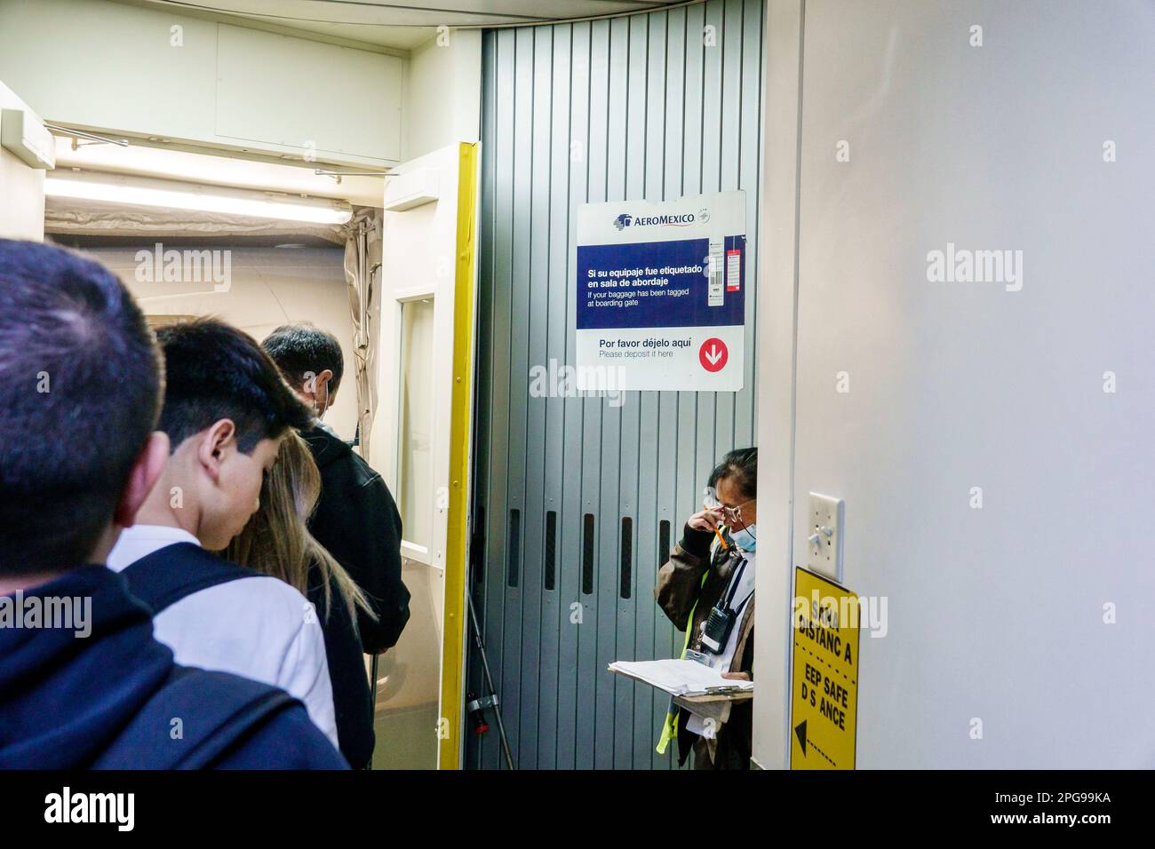 Mexico, Aeropuerto Internacional aéroport international Benito Juarez, hall d'entrée du terminal, passagers au départ, pont à jet de la jetée Banque D'Images