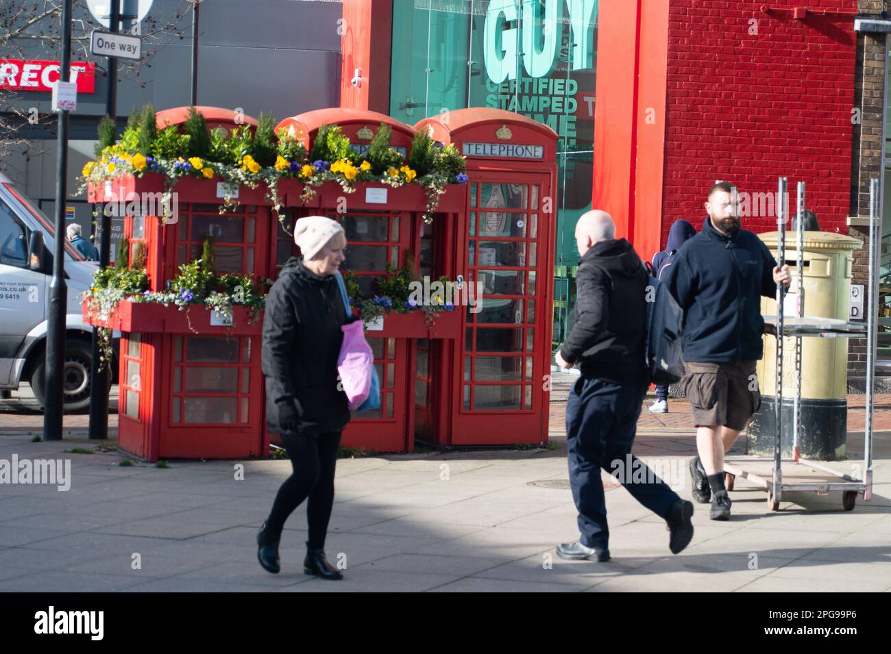 Uxbridge, quartier londonien de Hillingdon, Royaume-Uni. 21st mars 2023. Une journée chargée au centre-ville d'Uxbridge, circonscription du député Boris Johnson. L'ancien Premier ministre Boris Johnson, dans sa preuve écrite au Comité des privilèges concernant Partygate, a admis aujourd'hui qu'il avait induit en erreur le Parlement au sujet des rassemblements sociaux organisés au n° 10 Downing Street pendant le verrouillage de Covid-19, mais que ses déclarations étaient de bonne foi. Crédit : Maureen McLean/Alay Live News Banque D'Images